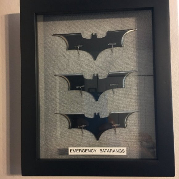 Batman Emergency Batarangs Wall Mount Display - Picture 2 of 5